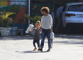 Halle Berry picking up her daughter from school in LA 7.5.2012_06.jpg