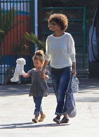 Halle Berry picking up her daughter from school in LA 7.5.2012_07.jpg