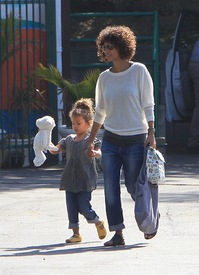 Halle Berry picking up her daughter from school in LA 7.5.2012_08.jpg