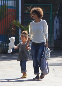 Halle Berry picking up her daughter from school in LA 7.5.2012_09.jpg
