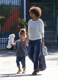 Halle Berry picking up her daughter from school in LA 7.5.2012_10.jpg