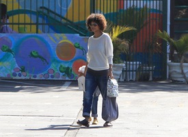 Halle Berry picking up her daughter from school in LA 7.5.2012_12.jpg