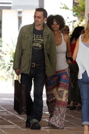 Halle Berry shopping in Malibu 26.5.2012_03.jpg