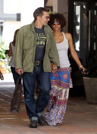 Halle Berry shopping in Malibu 26.5.2012_04.jpg