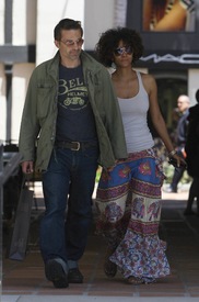 Halle Berry shopping in Malibu 26.5.2012_05.jpg
