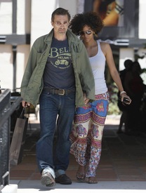 Halle Berry shopping in Malibu 26.5.2012_07.jpg