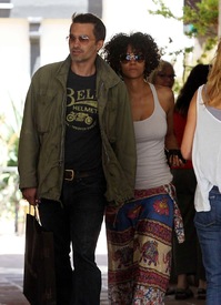 Halle Berry shopping in Malibu 26.5.2012_08.jpg