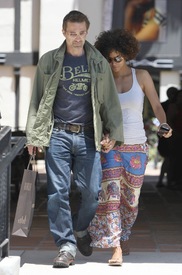 Halle Berry shopping in Malibu 26.5.2012_10.jpg