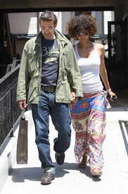 Halle Berry shopping in Malibu 26.5.2012_11.jpg