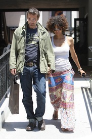 Halle Berry shopping in Malibu 26.5.2012_12.jpg