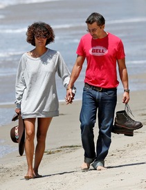 Halle Berry at the beach in Malibu 27.5.2012_01.jpg