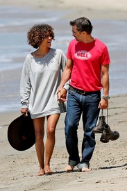 Halle Berry at the beach in Malibu 27.5.2012_02.jpg