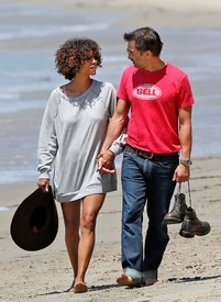 Halle Berry at the beach in Malibu 27.5.2012_04.jpg