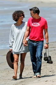 Halle Berry at the beach in Malibu 27.5.2012_05.jpg