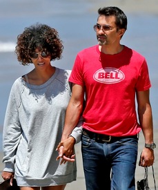 Halle Berry at the beach in Malibu 27.5.2012_09.jpg