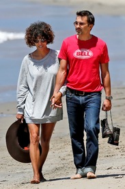 Halle Berry at the beach in Malibu 27.5.2012_10.jpg