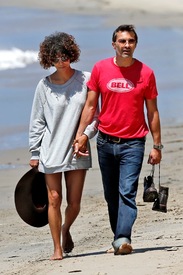 Halle Berry at the beach in Malibu 27.5.2012_11.jpg