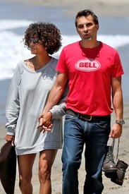 Halle Berry at the beach in Malibu 27.5.2012_13.jpg