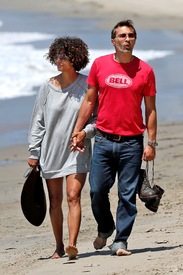 Halle Berry at the beach in Malibu 27.5.2012_15.jpg