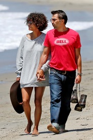 Halle Berry at the beach in Malibu 27.5.2012_18.jpg
