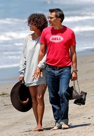 Halle Berry at the beach in Malibu 27.5.2012_20.jpg