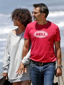 Halle Berry at the beach in Malibu 27.5.2012_21.jpg