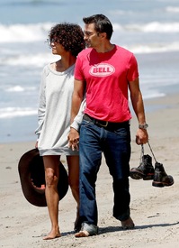 Halle Berry at the beach in Malibu 27.5.2012_23.jpg
