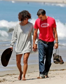 Halle Berry at the beach in Malibu 27.5.2012_24.jpg