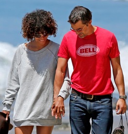 Halle Berry at the beach in Malibu 27.5.2012_25.jpg