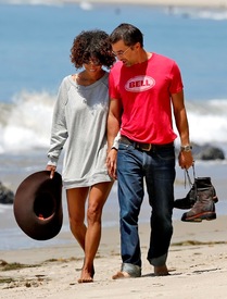Halle Berry at the beach in Malibu 27.5.2012_27.jpg