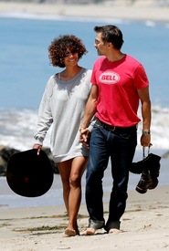 Halle Berry at the beach in Malibu 27.5.2012_28.jpg