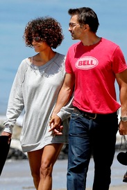 Halle Berry at the beach in Malibu 27.5.2012_30.jpg