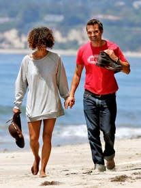 Halle Berry at the beach in Malibu 27.5.2012_34.jpg
