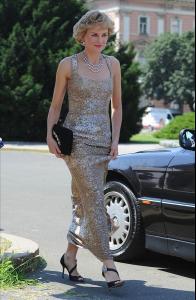 naomi-watts-diana-gold-dress-1344156131.jpg