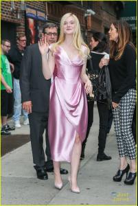 elle-fanning-letterman-pink-dress-06.jpg