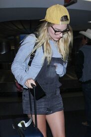 Margot-Robbie-Arrives-at-LAX--01-662x993.jpg