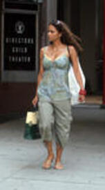 halle_berry_060530_01.JPG