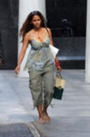 halle_berry_060530_03.JPG