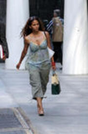 halle_berry_060530_04.JPG