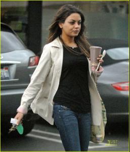 12974_mila_kunis_earth_bar_05_122_753lo.jpg