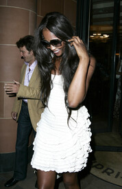 Leaving_Cipriani_restaurant_in_Mayfair_06.jpg