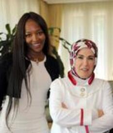 th_Naomi_Campbell_Emine_Erdogan_05.jpg