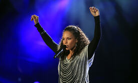 celebrity_paradise.com_TheElder_AliciaKeys2010_06_10_FIFAWorldCupKick_off10.jpg