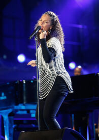 celebrity_paradise.com_TheElder_AliciaKeys2010_06_10_FIFAWorldCupKick_off35.jpg