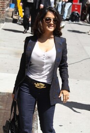 celebrity_paradise.com_TheElder_SelmaHayek2010_06_21_OnLateShowWithDavidLetterman47.jpg
