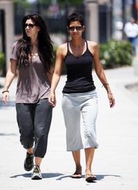 celebrity_paradise.com_TheElder_HalleBerry2010_06_05_DoesCharityinInglewood5.jpg