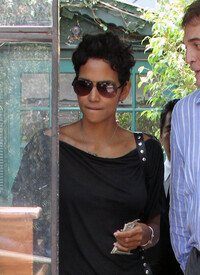 HalleBerryleavesElCieloInBeverlyHills26.6.2010_29.jpg