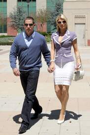 Paris_Hilton_walking_into_the_Van_Nuys_Courthouse_001.jpg