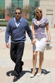 Paris_Hilton_walking_into_the_Van_Nuys_Courthouse_002.jpg