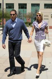 Paris_Hilton_walking_into_the_Van_Nuys_Courthouse_004.jpg